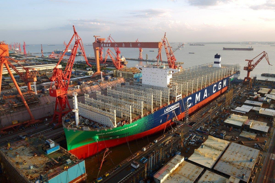 中国上海の造船所で大型コンテナ船が建造されている。［写真 聯合ニュース］