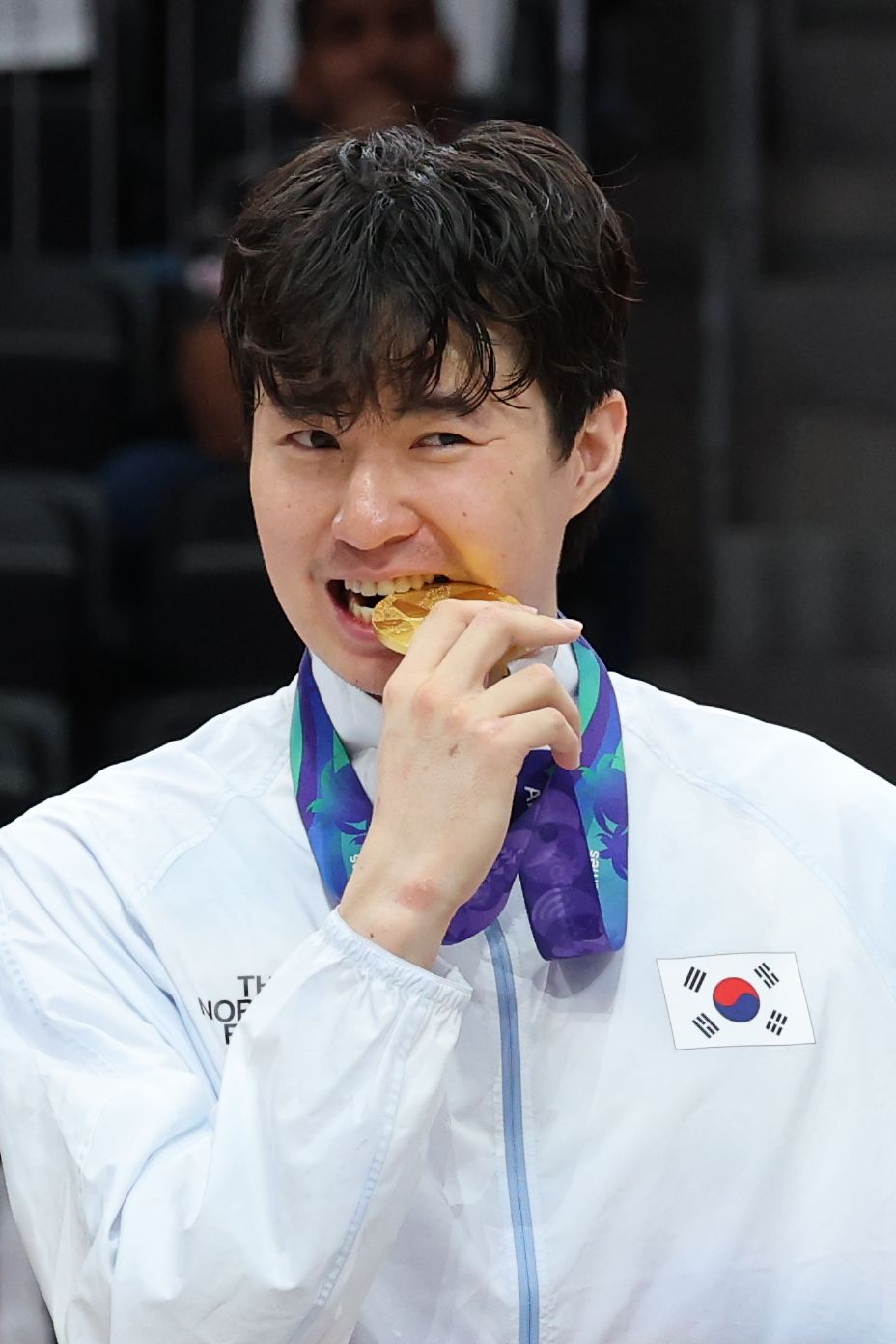   金メダルを噛む韓国男子バスケ代表のイ・ヒョンジュン選手。ニュース1