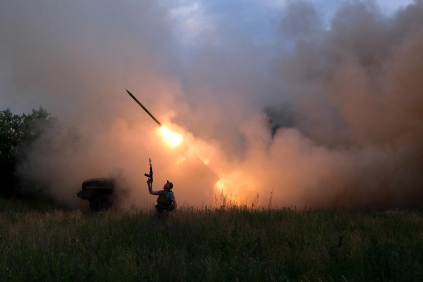6月4日（現地時間）、ウクライナ軍の兵士がドネツク州コスチャンティニウカ付近からロシア軍の陣地に向けてBM－21「グラート」多連装ロケットシステム（MLRS）を発射している。［AFP＝聯合ニュース］