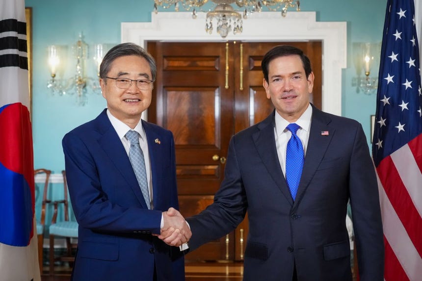 趙顕（チョ・ヒョン）外交部長官とルビオ米国務長官が18日（現地時間）、米ワシントンの国務省庁舎で行われた会談で握手している。 ［聯合ニュース］
