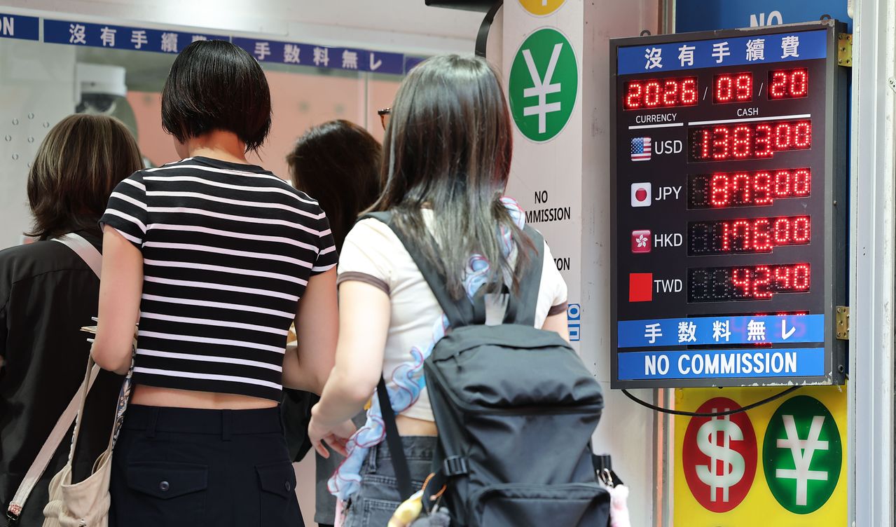 ソウル市中区（チュング）明洞（ミョンドン）の両替所で、観光客が両替をしている。ニュース1