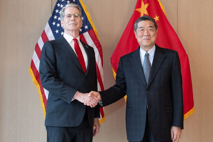 20日（現地時間）、米ニューヨークで、中国の何立峰・国務院副首相（右）が協議を控えて米国のスコット・ベッセント財務長官と握手している。新華社＝聯合ニュース