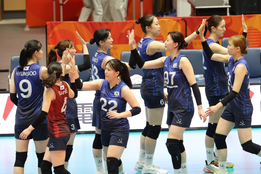 21日、愛知県パークアリーナ小牧で行われたアジア大会女子バレーボール準決勝で日本に0－3で敗れた韓国の選手たち。［聯合ニュース］