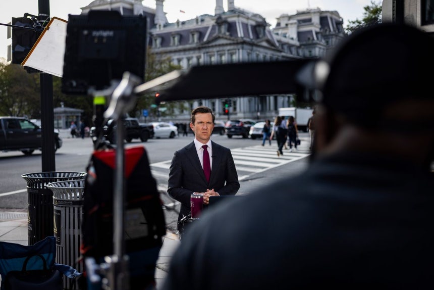 ドナルド・トランプ米大統領がMS NOW、CNN、ポリティコの記者らのホワイトハウスへの出入りを禁止する中、21日（現地時間）、ワシントンのホワイトハウスの外でMS NOWのヴォーン・ヒルヤード記者が現場からリポートしている。3社はホワイトハウス敷地内への立ち入り資格を取り戻すため、トランプ政権を相手取って訴訟を起こした。［EPA＝聯合ニュース］