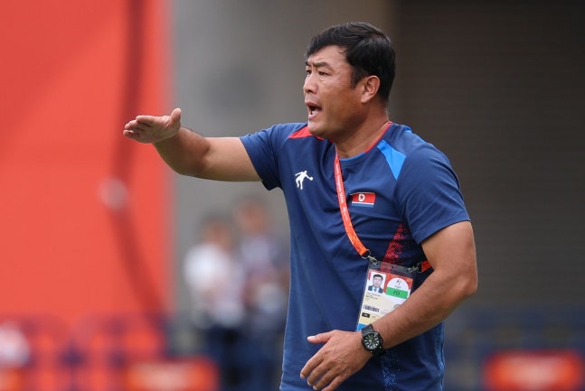 4日、大阪のヤンマースタジアム長居で行われた2026愛知・名古屋アジア大会女子サッカーグループリーグ第1戦、北朝鮮－バングラデシュ戦で、北朝鮮のパク・ソンジン監督が指示を出している。［ニュース1］