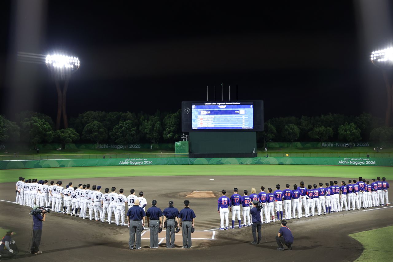   試合前に整列する韓国と台湾の選手 ［ニュース1］
