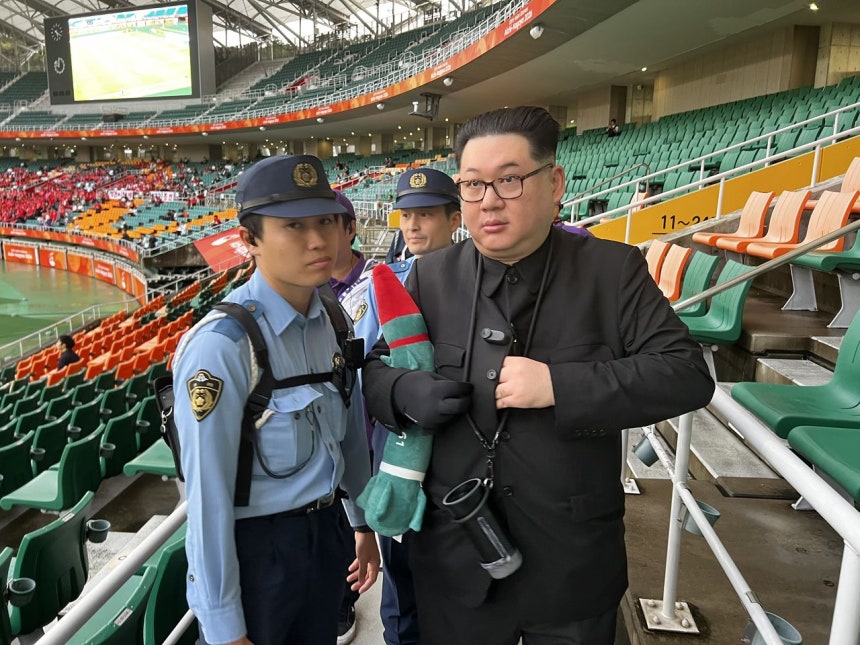 21日に静岡スタジアムで開かれたアジア大会女子サッカー韓国対北朝鮮の試合。観覧席で金正恩委員長のそっくりさんが注目されている。［写真 聯合ニュース］