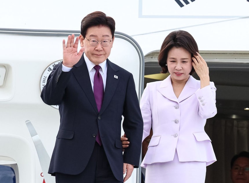 李在明大統領夫妻が21日にニューヨークの空港に到着した。［写真 ニュース1］