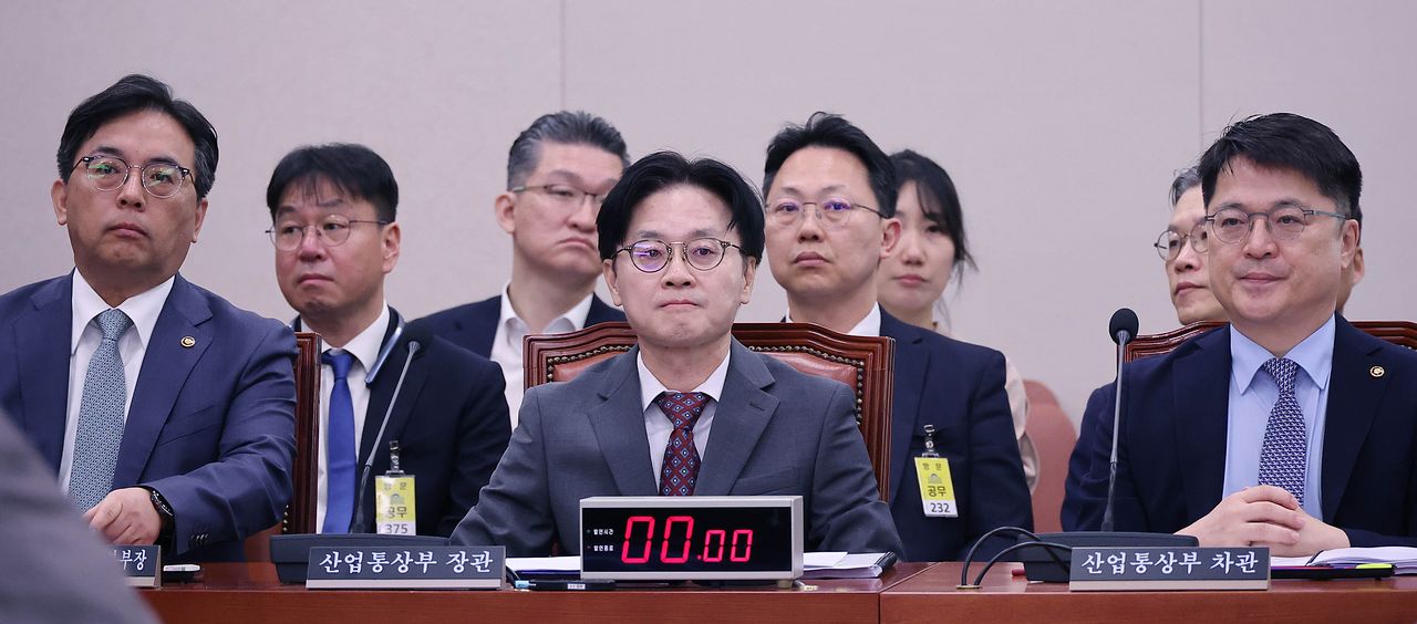 韓国産業通商部の金正官長官（中央）が22日、国会で開かれた産業通商資源中小ベンチャー企業委員会全体会議に出席し会議開始を待っている。イム・ヒョンドン記者