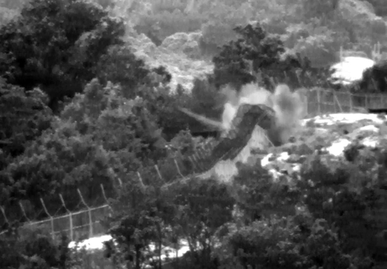 2015年8月4日、北朝鮮が設置した木箱入り地雷が爆発した場面。［写真 国防部］