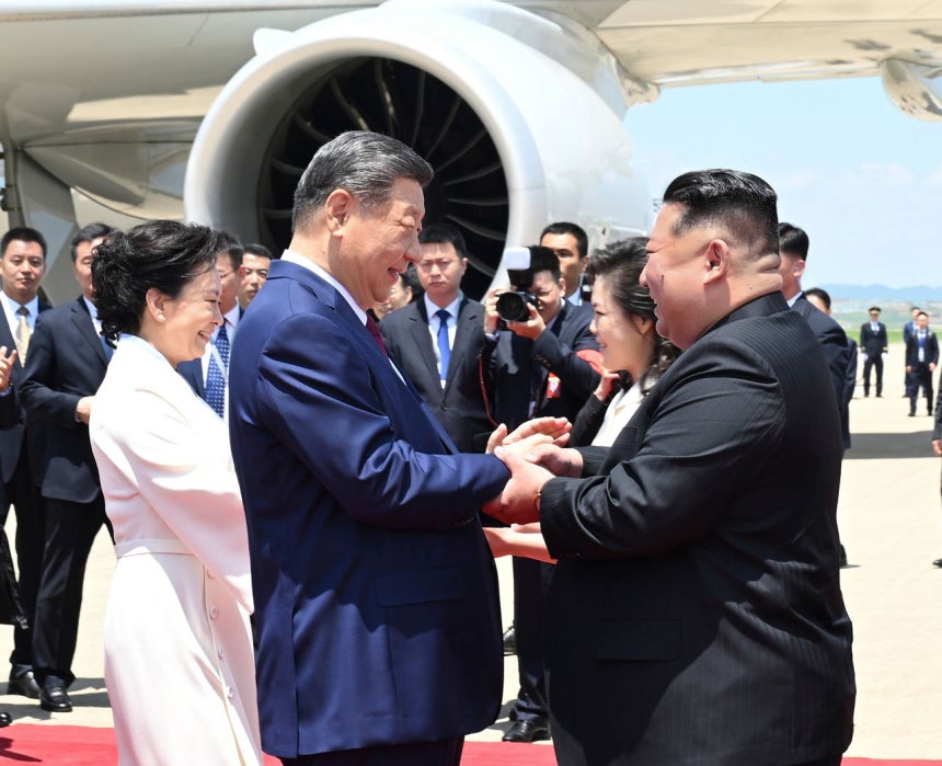 6月8日、習近平主席（左から2人目）が平壌の順安空港で出迎える金正恩国務委員長（右）と握手している。中国の専門家は、24日にワシントンで開かれる米中首脳会談で北朝鮮問題が議論される可能性は低いと予想した。 ［新華＝聯合ニュース］