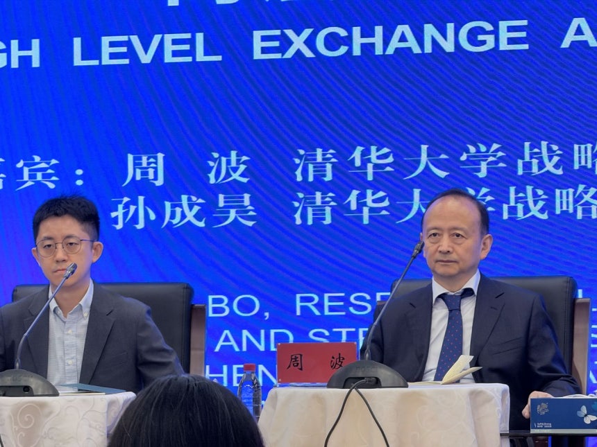 22日、北京の中国記者協会で開かれた「高官往来と中米関係」セミナーで、清華大学戦略・安全研究センターの周波研究員（右）と孫成昊副研究員が外国メディアの記者の質問に答えている。 写真＝シン・ギョンジン特派員