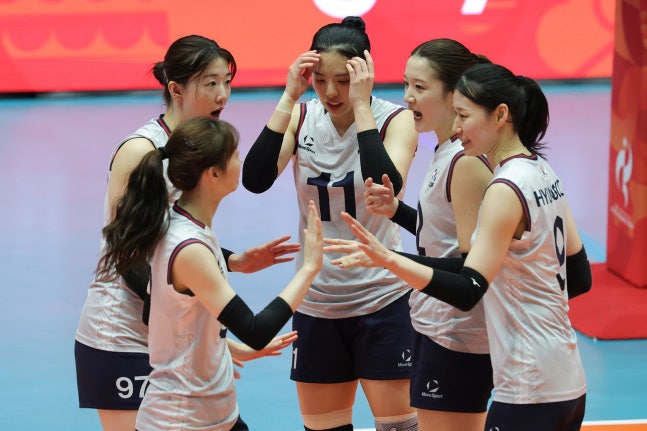 22日、愛知県のパークアリーナ小牧で行われたアジア大会女子バレーボールの韓国－タイの3位決定戦。韓国代表の選手が失点後、励まし合っている。［聯合ニュース］