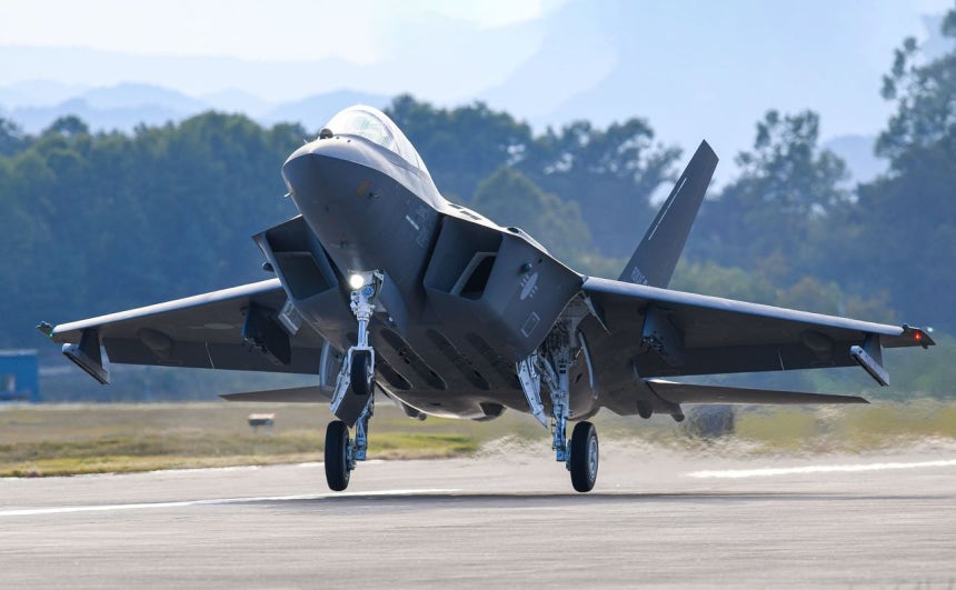 国産戦闘機KF－21ボラメ001号機が22日初めての運用基地の醴泉基地に着陸している。 ［ニュース1］