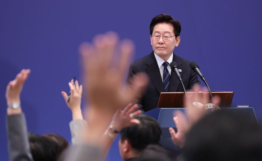 李在明大統領が18日、青瓦台迎賓館で開かれた懸案記者会見で記者の質問を受けている。 ［ニュース1］