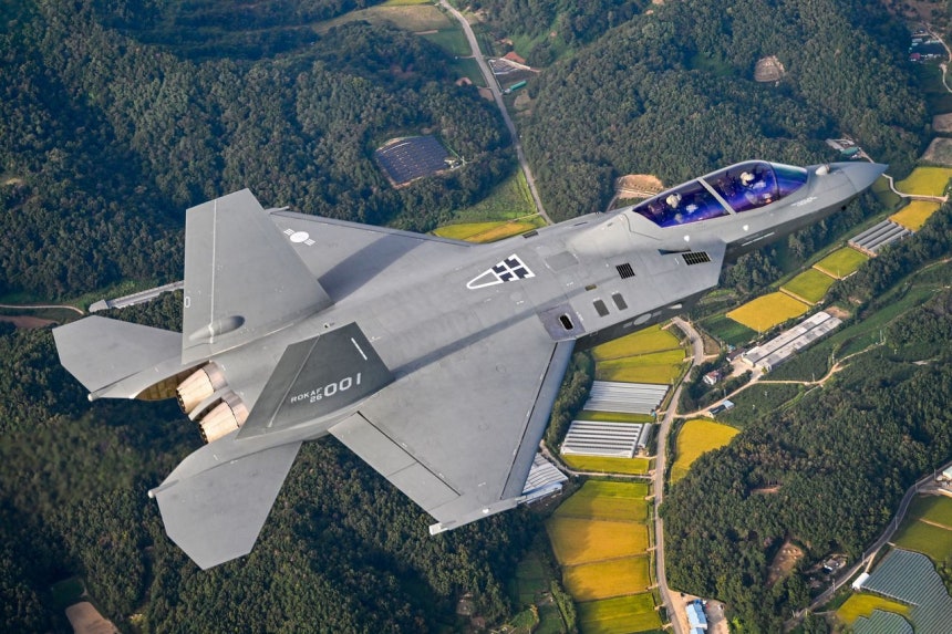 韓国の国産戦闘機KF21ボラメ001号機が22日に初めて運用基地である慶尚北道の醴泉基地へ向かっている。［写真 ニュース1］