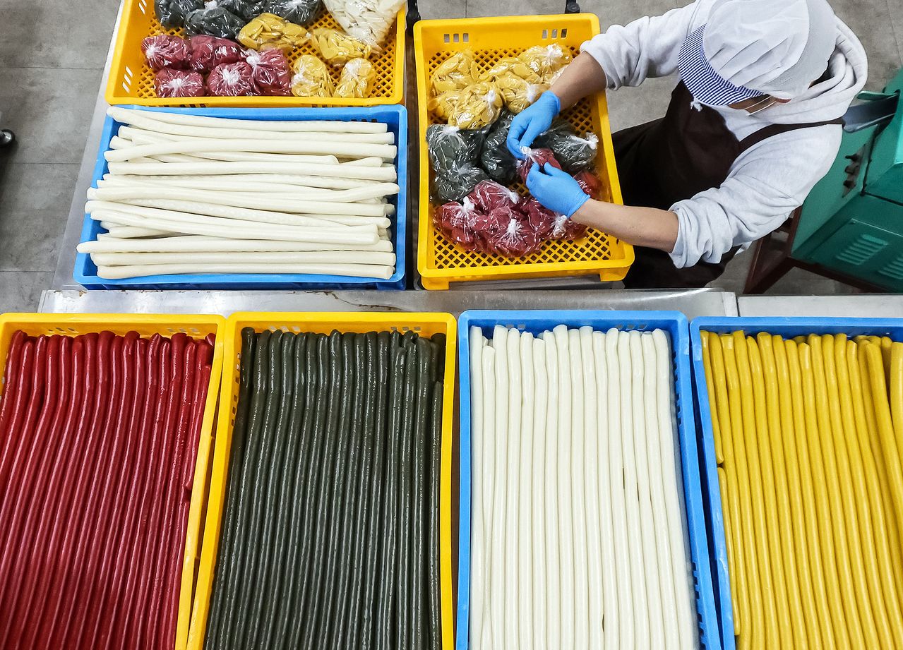 韓国の名節「秋夕（チュソク、中秋）」によく食べられる「カレトク」（棒状の餅）。
