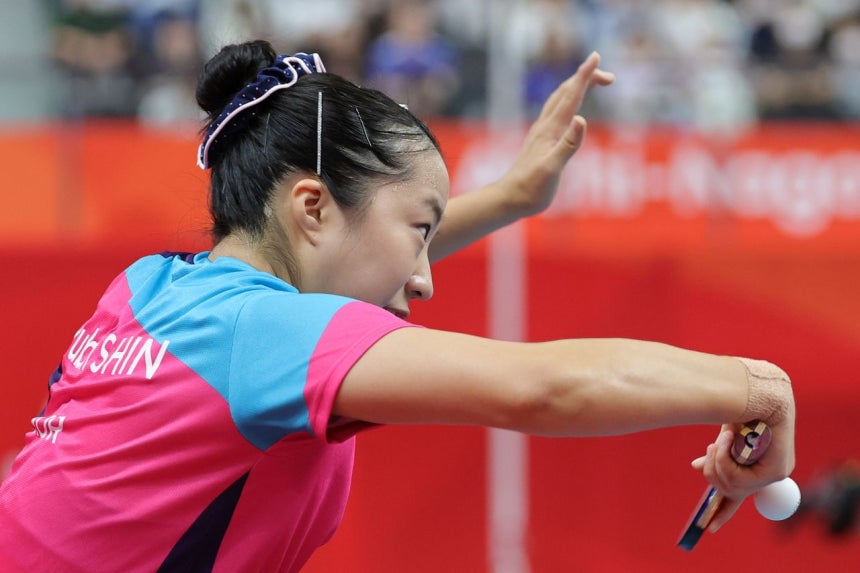 23日、愛知県スカイホール豊田で行われたアジア大会卓球女子団体戦の準決勝で韓国の申裕斌（シン・ユビン）が日本の早田ひなと対戦している。［聯合ニュース］