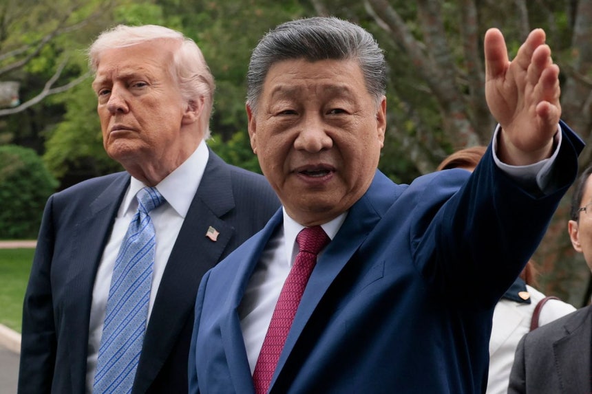 5月15日、北京の中南海を訪問中、習近平中国国家主席（右）がドナルド・トランプ米大統領（左）と会談しながら何かジェスチャーをしている。AFP＝聯合ニュース