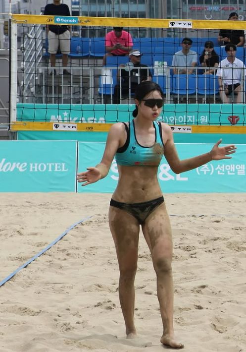  競技をするビーチバレー韓国代表のシン・ジウン ［写真 シン・ジウンのインスタグラム］