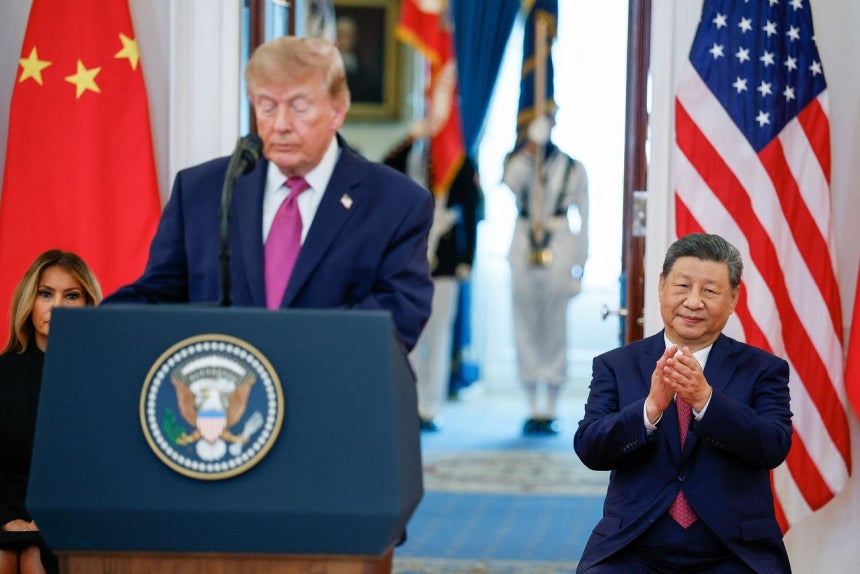習近平中国国家主席が24日（現地時間）、米ワシントンのホワイトハウスでドナルド・トランプ米大統領の発言を聞きながら拍手している。ロイター＝聯合ニュース