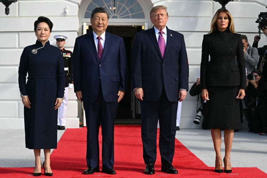 ドナルド・トランプ米大統領とメラニア夫人が24日（現地時間）、ワシントンD．C．のホワイトハウス南側玄関に到着した中国の習近平国家主席と彭麗媛夫人を出迎えている。AFP＝聯合ニュース