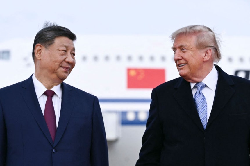 ドナルド・トランプ米大統領が23日（現地時間）、ワシントンD．C．近郊のアンドルーズ統合基地に到着した習近平中国国家主席を歓迎している。AFP＝聯合ニュース