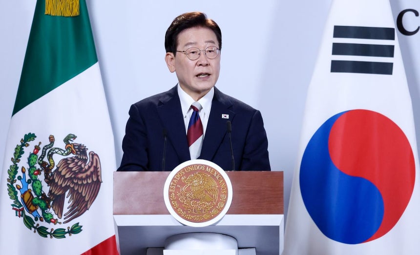 韓国の李在明（イ・ジェミョン）大統領が24日（現地時間）、メキシコシティの大統領宮殿で開かれたメキシコのクラウディア・シェインバウム大統領との共同記者発表で、首脳会談の成果を発表している。聯合ニュース