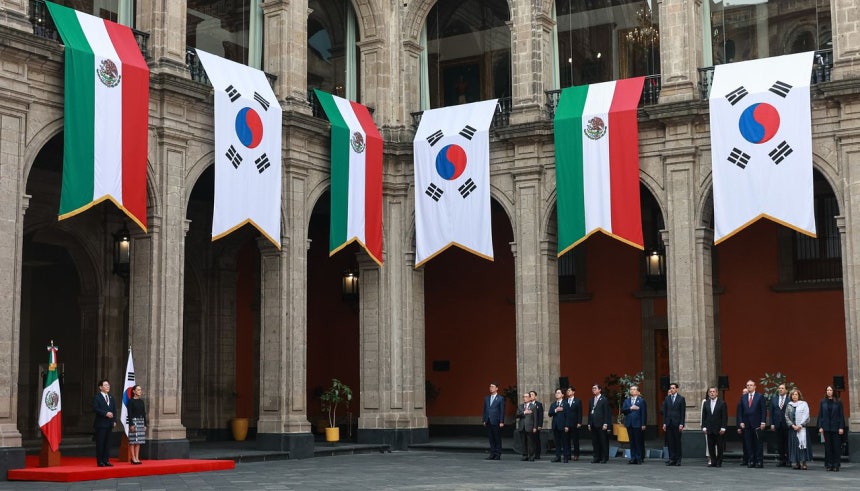 韓国の李在明（イ・ジェミョン）大統領が24日（現地時間）、メキシコ大統領宮迎賓広場で開かれた公式歓迎式で国民儀礼を行っている。ニュース1