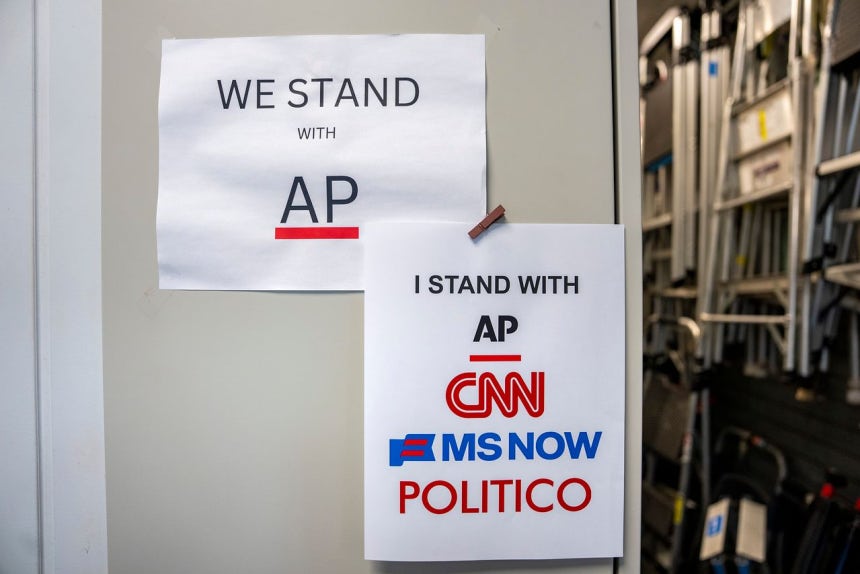 21日（現地時間）、ホワイトハウスの記者会見場にCNN、ポリティコ（Politico）、MSNOWを支持するという表示が貼られている。UPI＝聯合ニュース