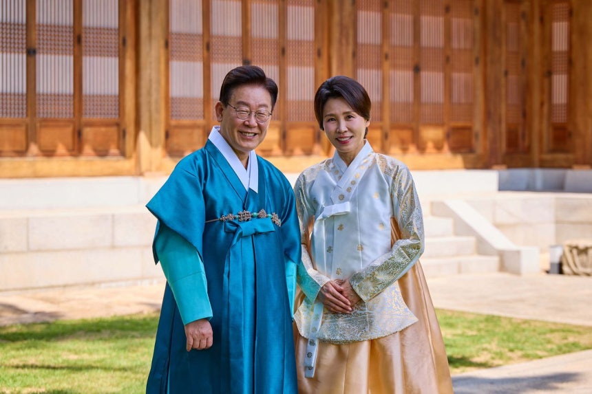 韓国の李在明（イ・ジェミョン）大統領と金恵景（キム・ヘギョン）夫人が青瓦台（チョンワデ、大統領府）で秋夕（チュソク、中秋）を迎え、韓服を着て映像メッセージと写真を撮影した。［写真 青瓦台］