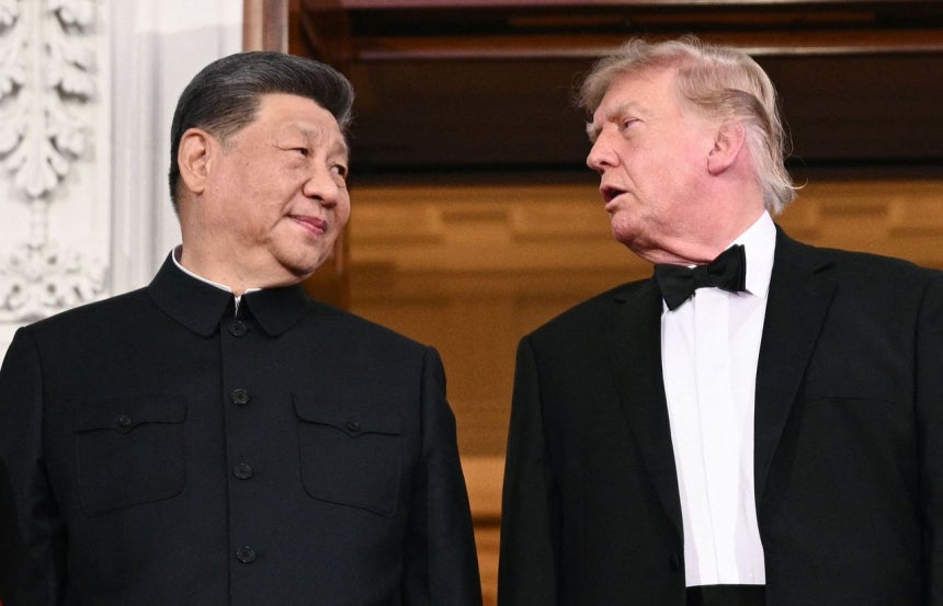 ドナルド・トランプ米大統領と習近平中国国家主席が24日（現地時間）、ワシントンのホワイトハウスで開かれた国賓晩餐会を前に並んでポーズを取っている。AFP＝聯合ニュース