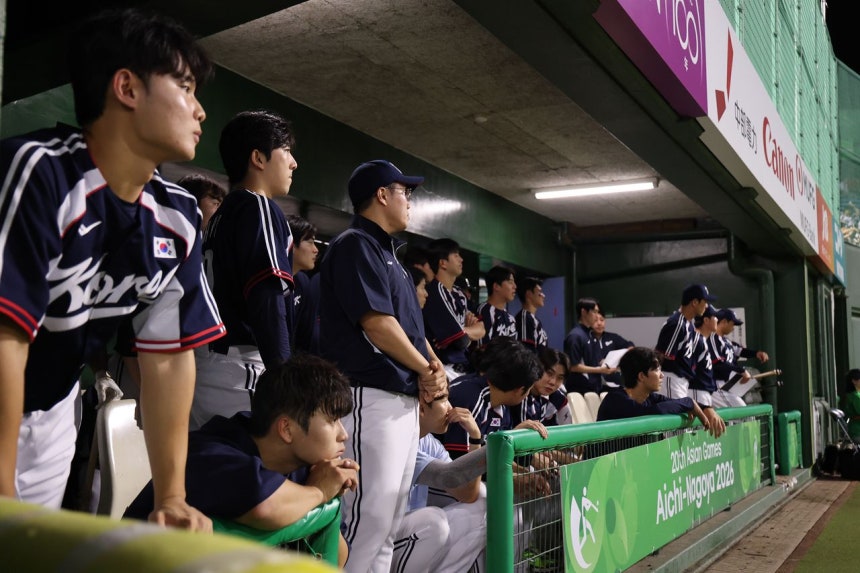 25日、2026年愛知・名古屋アジア大会の野球スーパーラウンド、韓国－日本戦の9回表、0－5でリードされた韓国代表のベンチが重い雰囲気に包まれている。［聯合ニュース］