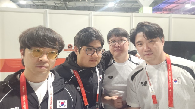eスポーツ対戦格闘ゲームの韓国代表、『鉄拳』のペ・ジェミン（左から）、カン・ソンフン監督、『KOF』のイ・グァンノ、『ストリートファイター』のヨン・ジェギル キム・ヒョギョン記者