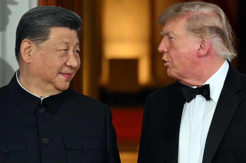 24日（現地時間）、米ホワイトハウスで開かれた国賓晩餐会に先立ち、中国の習近平主席とトランプ大統領が対話している。［AFP＝聯合ニュース］
