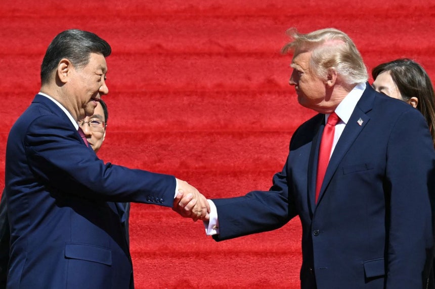 トランプ大統領と習近平主席が25日（現地時間）、ワシントン国立文書保管所を訪問し、握手している。［AFP＝聯合ニュース］