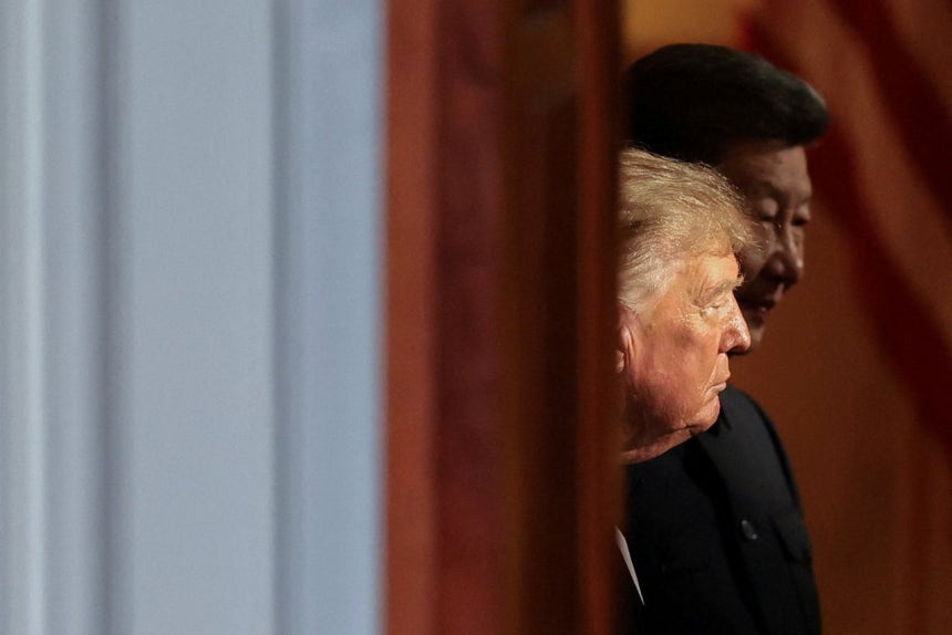 トランプ大統領と習近平主席が24日（現地時間）、ホワイトハウスで開かれた国賓晩餐会に並んで入場している。［ロイター＝聯合ニュース］