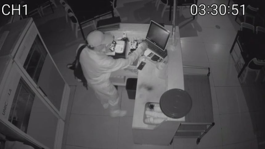  飲食店に侵入した中国人がカウンターの備品を壊す場面。［写真 中華料理店］