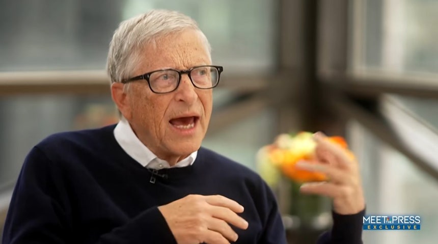 マイクロソフト共同創業者のビル・ゲイツ氏は25日、NBCとのインタビューで「悪意を抱いた人たちが最新AIツールを使うことほど強力な武器はない」と主張した。［ユーチューブ キャプチャー］