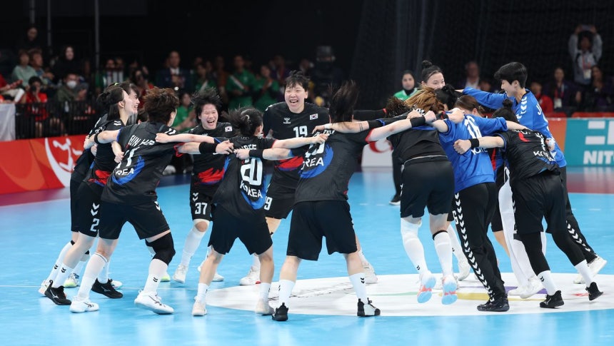 女子ハンドボール最終戦で日本を破って優勝した韓国の選手が「カンガンスレ」で優勝を祝っている。［聯合ニュース］