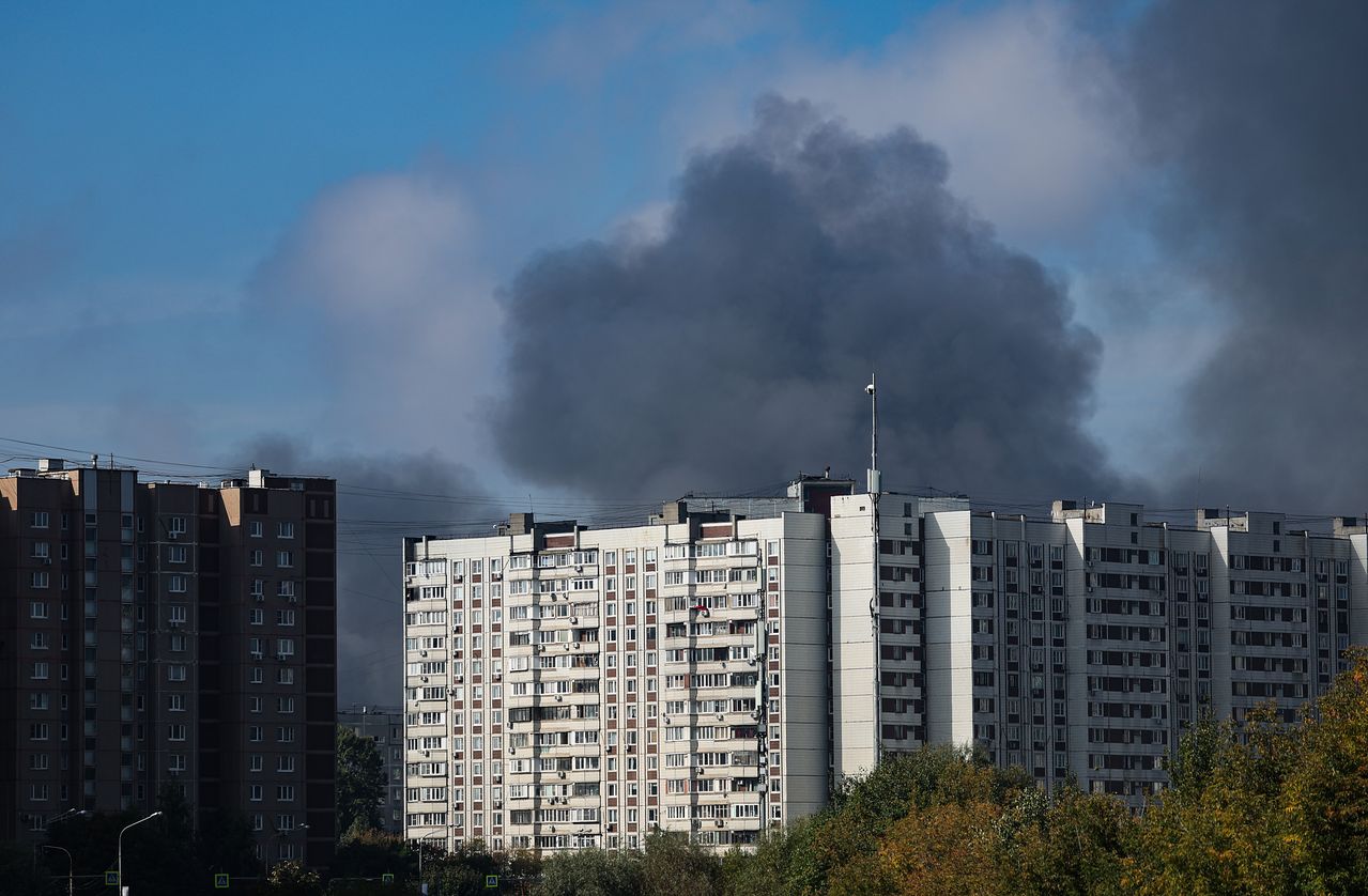 20日（現地時間）、ロシア・モスクワ近郊の建物で、ウクライナのドローン攻撃によって火災が発生し、煙が上がっている。［EPA＝聯合ニュース］