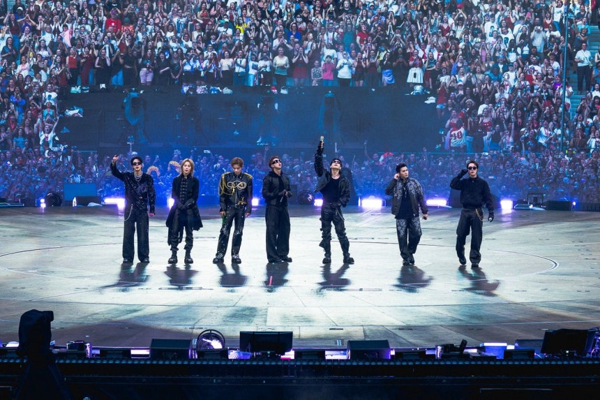 BTSが7月17日にフランスで開かれた「BTSワールドツアー・アリラン・イン・パリ」で観客にあいさつしている。［写真 ニュース1］