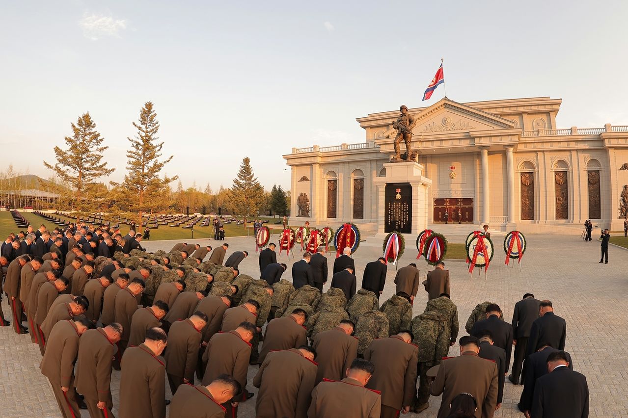 北朝鮮の金正恩（キム・ジョンウン）国務委員長と、ウラジーミル・コロコリツェフ内相率いるロシア内務省代表団が、4月26日に平壌（ピョンヤン）の海外軍事作戦戦闘偉勲記念館を訪れ、戦死者を追悼する様子。［労働新聞、ニュース1］