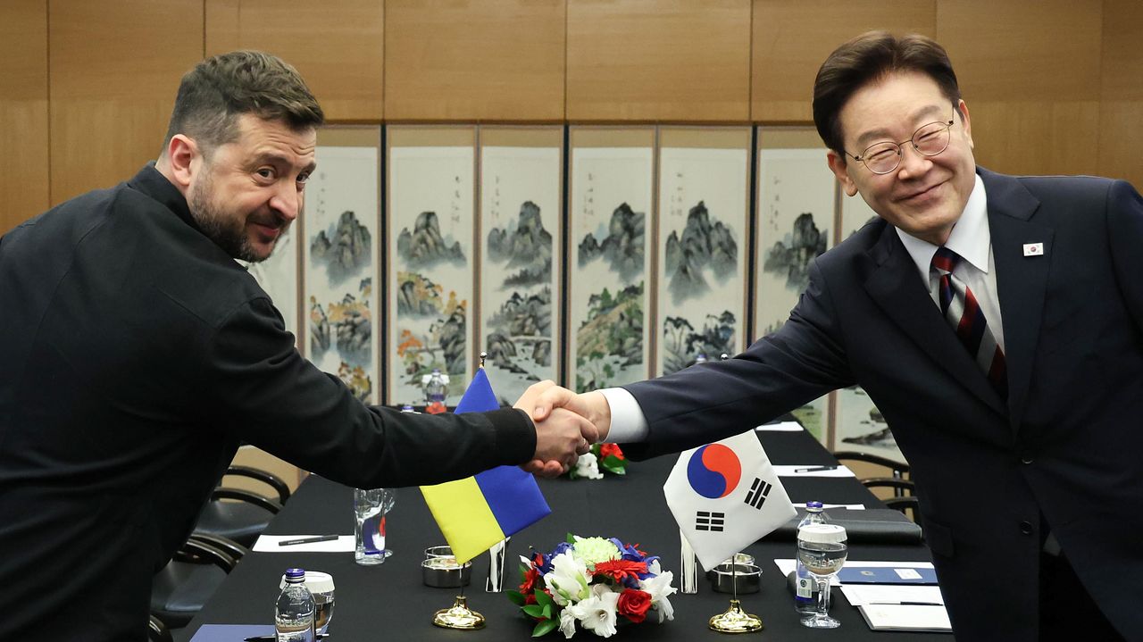 韓国の李在明（イ・ジェミョン）大統領とウクライナのウォロディミル・ゼレンスキー大統領が8日（現地時間）、トルコ・アンカラのホテルで首脳会談を前に握手を交わしている。［聯合ニュース］