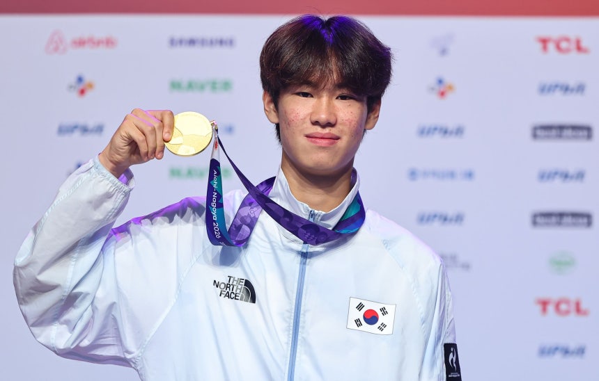 スケートボード韓国代表のカン・ジュニが28日、名古屋のコリアハウスで開かれた金メダリスト記者会見で記念撮影に臨んでいる。ニュース1
