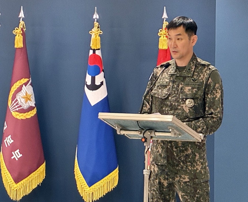 ファン・ジュボン合同参謀本部作戦1処長が28日、ソウル市竜山区の国防部で「非武装地帯（DMZ）地雷推定爆発事故」の現場調査について説明している。［ニュース1］