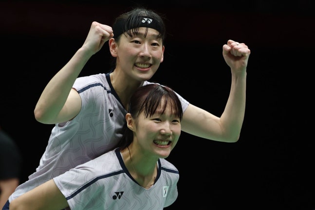 イ・ソヒ（上）とペク・ハナがアジア大会バドミントン女子ダブルスで金メダルを獲得した。［写真 ニュース1］