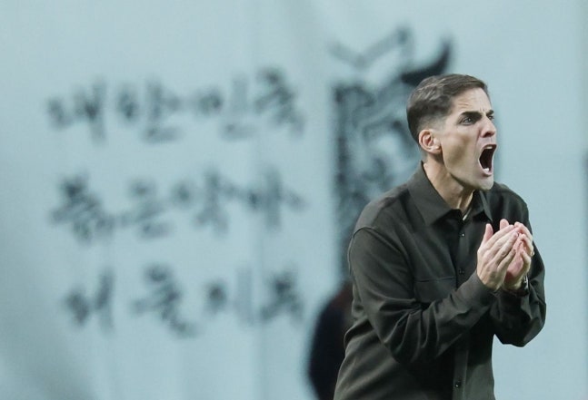 2026年9月28日、ソウルのワールドカップスタジアムで開かれた韓国とウルグアイの親善試合。韓国が連続でゴールを許すとのモレノ監督が作戦指示を出している。［写真 聯合ニュース］