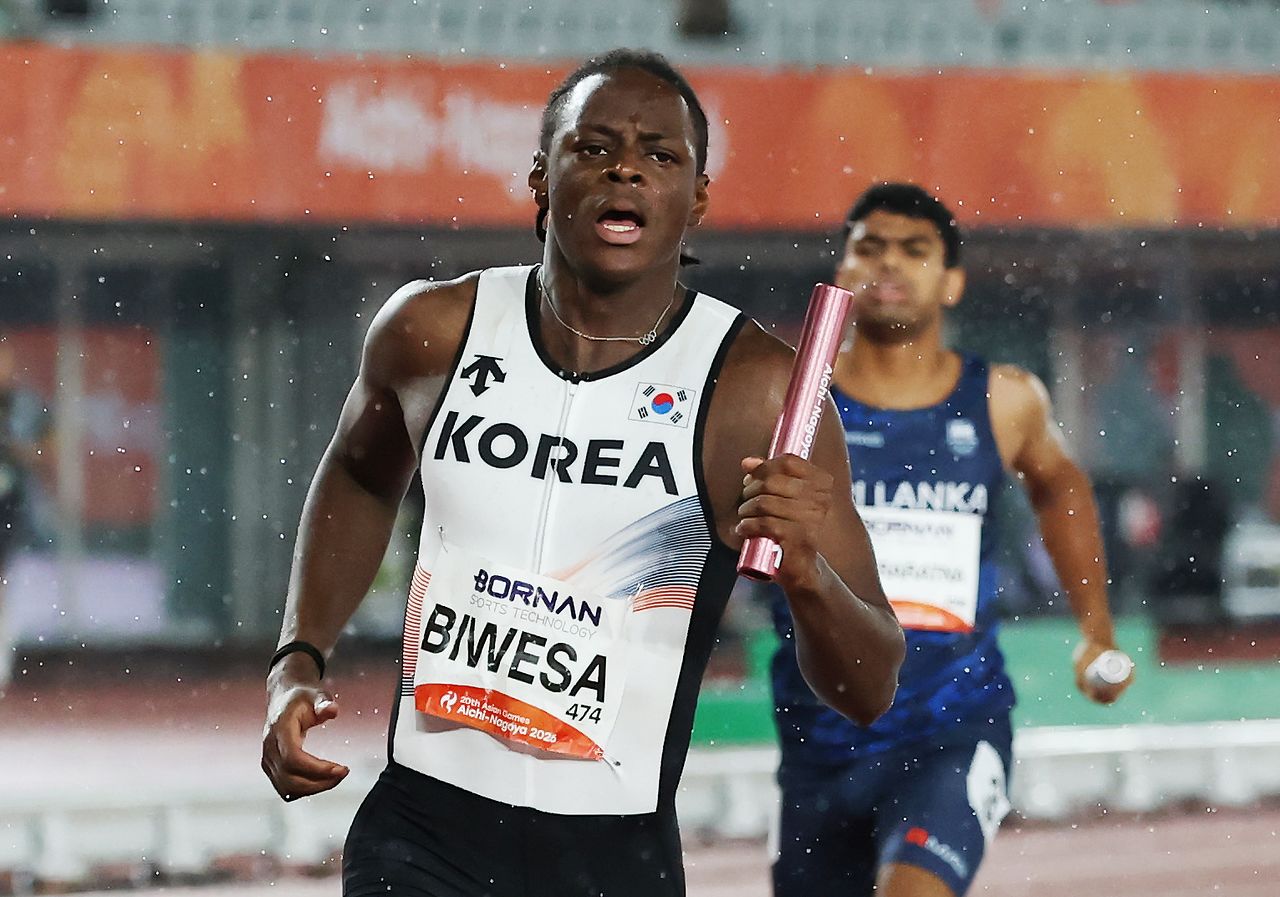  アジア大会男子陸上400mリレー決勝でフィニッシュラインを通過した韓国の最終走者ビウェサ・ダニエル ［ニュース1］