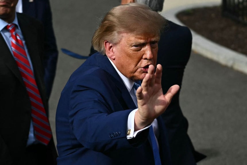 トランプ米大統領が29日（現地時間）、ホワイトハウスで人工知能（AI）業界の経営陣との会合を終えた後、記者らに話している。［AFP＝聯合ニュース］